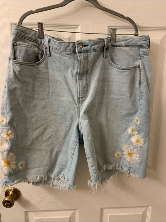 DRIFTWOOD Pants - DRIFTWOOD Light Blue Denim Bermuda Daisy Appliqué Shorts